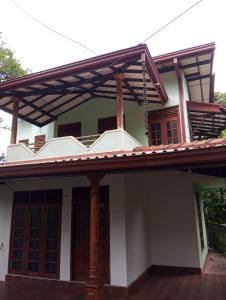 una casa con techo de madera en Prasanna Homes, en Matara