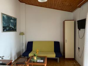 ein Wohnzimmer mit einem Sofa und einem Tisch in der Unterkunft Captain's House in Baška Voda