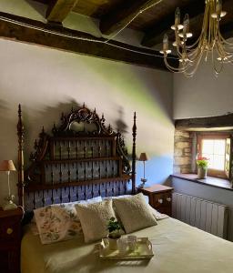 una camera da letto con un letto grande con testiera in legno di Casa Mayor a Gordexola