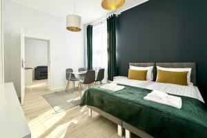um quarto com uma cama grande e uma sala de jantar em KRAMARSKA Residence - Old Market Square by Friendly Apartments em Poznań