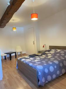 Schlafzimmer mit einem Bett, einem Tisch und Stühlen in der Unterkunft Chambres de la ferme du Brocey in Crolles