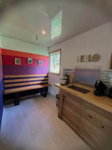 una grande camera con panchina e tavolo di Lodge le jardin créole a Bras-Panon