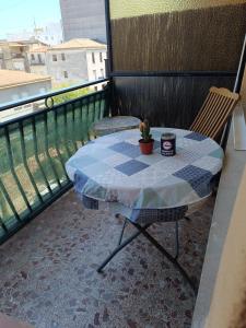 een tafel op een balkon met een cactus erop bij Mirador venerable Escuder ll in Cocentaina