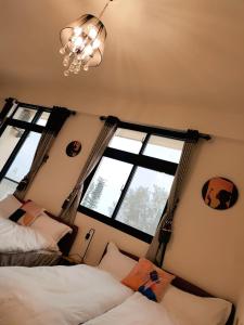 - une chambre avec 2 lits et une fenêtre dans l'établissement 小憩人輕旅, à Jinning