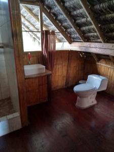 uma casa de banho com um WC e um lavatório em River Spot Lodge em Tena