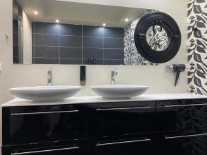 Fotografie z fotogalerie ubytování 5-Star feel - Luxury penthouse for 4 with huge balcony & view ,8 min from Athens airport v destinaci Koropíon