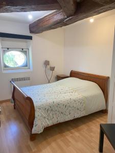 1 dormitorio con cama y ventana en Chambres de la ferme du Brocey, en Crolles