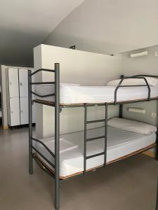 Albergue de Villava tesisinde bir ranza yatağı veya ranza yatakları