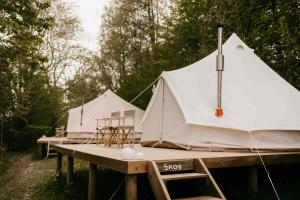 a group of white tents sitting on a table at Falkeröd - Lyxig glamping i naturreservat ink frukost in Grebbestad