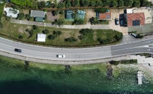 布雷佐内加尔达Camping Antonio的水边道路的上空景观