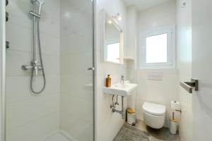 a bathroom with a shower and a toilet and a sink at Barcelona Amelie Apartment in Hospitalet de Llobregat +37 photos