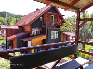 ein kleines Haus mit rotem Dach in der Unterkunft Cottage Scandi in Palcmanska Maša