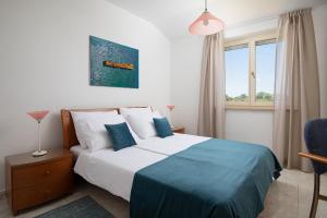 1 dormitorio con 1 cama con manta azul en Villa Mareonda, en Rovinj