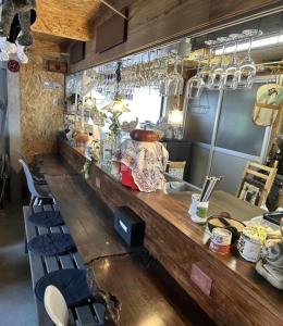 Gambar di galeri bagi 男性のみでの利用不可ーペット連れ歓迎 女性連れ専用ーotomari MUSUHIータイ古式マッサージや妊産婦ケアが受けられる 源泉掛け流し温泉側の宿 ドッグラン可 di Takamatsu