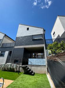 einem externen Blick auf ein Haus mit einem Pool in der Unterkunft Villa Rosa in Peñíscola