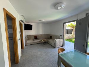ein Wohnzimmer mit Sofa und Tisch in der Unterkunft Villa Rosa in Peñíscola