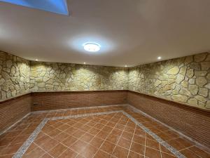 ein leerer Raum mit einer Steinwand mit einer Decke in der Unterkunft Villa Rosa in Peñíscola + 17 Fotos