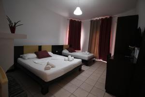 Giường trong phòng chung tại Hotel Ceka