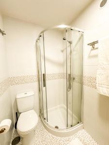 un baño con ducha y WC en Apartamento Pindo B3 by ALÔGA, en O Pindo 5 fotos más