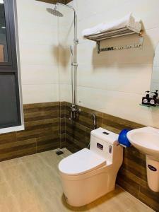 uma casa de banho com um WC e um lavatório em VX Hotel em Da Lat