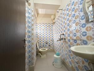 A bathroom at Golden Heaven Hotel