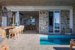 Bazén v ubytování Gialova Hills 6 - Luxury Villas with Private Pool nebo v jeho okolí