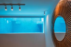 un espejo en una pared junto a una ventana en Gialova Hills Luxury Villas with Private Pool en Gialova