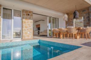 Bazén v ubytování Gialova Hills 6 - Luxury Villas with Private Pool nebo v jeho okolí