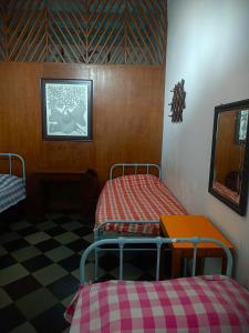 Camera con 2 letti a castello e pavimento a scacchi di Hostel Vasantashram CST Mumbai a Mumbai