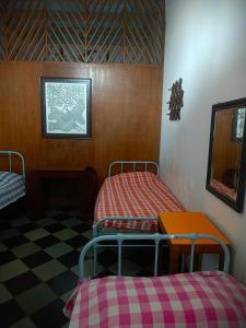 Postel nebo postele na pokoji v ubytování Hostel Vasantashram CST Mumbai, Free Wifi with 1940s Retro vibe