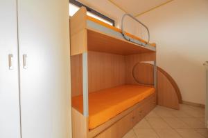 En eller flere køjesenge i et værelse på Green Bay A8 - Pineto Vacanza + 8 billeder