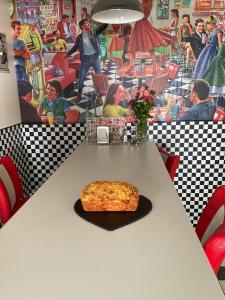 una pizza seduta su un tavolo in un ristorante di Gleninver Guest House a Inverness