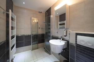 Ein Badezimmer in der Unterkunft Hotel Zum Halbmond