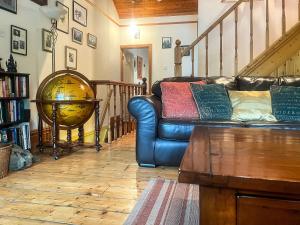 GlyncorrwgにあるCreative Afan Valley Homeのウッドフロアのリビングルーム(革張りのソファ付)