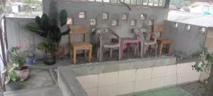 un grupo de sillas y mesas en una habitación en Javalindra Homestay Tour and Travel, en Banyuwangi
