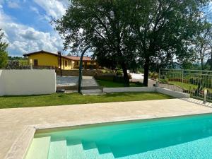 una piscina en un patio con una casa en Colle Del Sole, en Lastra a Signa