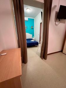 TV a/nebo společenská místnost v ubytování Hotel Amalfi & Dépendance