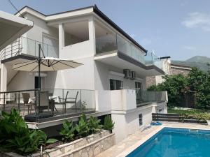 ZagrađeVilla DanDan Sutomore的带游泳池和房子的别墅