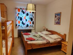 ein Schlafzimmer mit einem Bett und einem Etagenbett in der Unterkunft Apartments & Rooms Smučka in Kranjska Gora