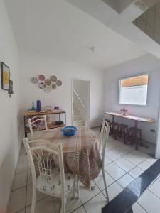 a kitchen and dining room with a table and chairs at Casa de Campina in Campina Grande