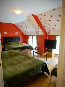 ボーヴォワールにあるシャンブル レ サレのオレンジ色の壁のベッドルーム1室(ベッド2台付)