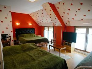 ボーヴォワールにあるシャンブル レ サレのベッドルーム1室(ベッド2台付)、天井(ハート付)