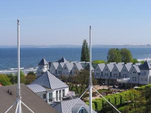 eine Reihe von Häusern mit dem Ozean im Hintergrund in der Unterkunft Hotel See-Eck in Heringsdorf