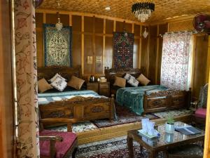1 dormitorio con 2 camas y mesa en Movie land group of house boats en Srinagar