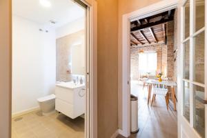 een badkamer met een toilet, een wastafel en een tafel bij Ma&to Alhóndiga Apart in Granada +42 foto's