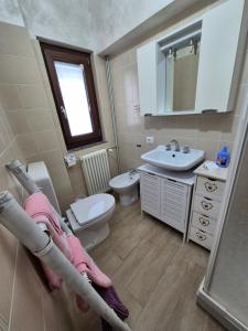 ein Bad mit einem WC und einem Waschbecken in der Unterkunft CASA BAT in Mantello