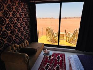 un soggiorno con divano e vista sul deserto di Desert Bedouin adventure a Wadi Rum