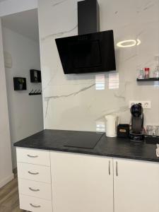Kuchyň nebo kuchyňský kout v ubytování Apartamento blanco y negro en el centro