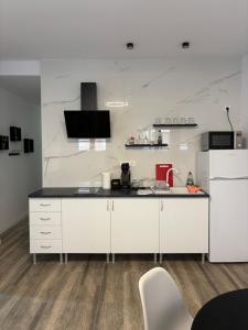 Kuchyň nebo kuchyňský kout v ubytování Apartamento blanco y negro en el centro