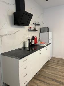 Kuchyň nebo kuchyňský kout v ubytování Apartamento blanco y negro en el centro
